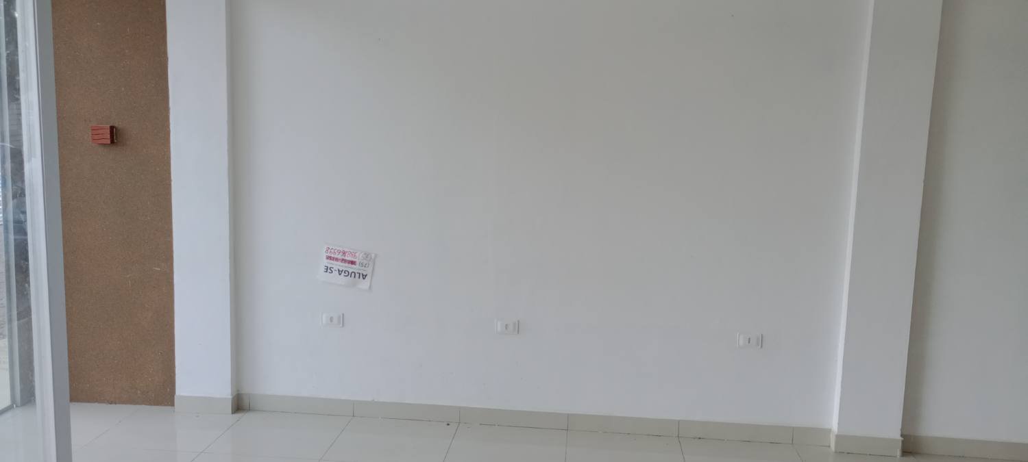 Medição real no Marceflux: foto da parede com três tomadas e uma coluna marcadas, e as cotas de 2050 mm e 1100 mm desenhadas sobre a foto